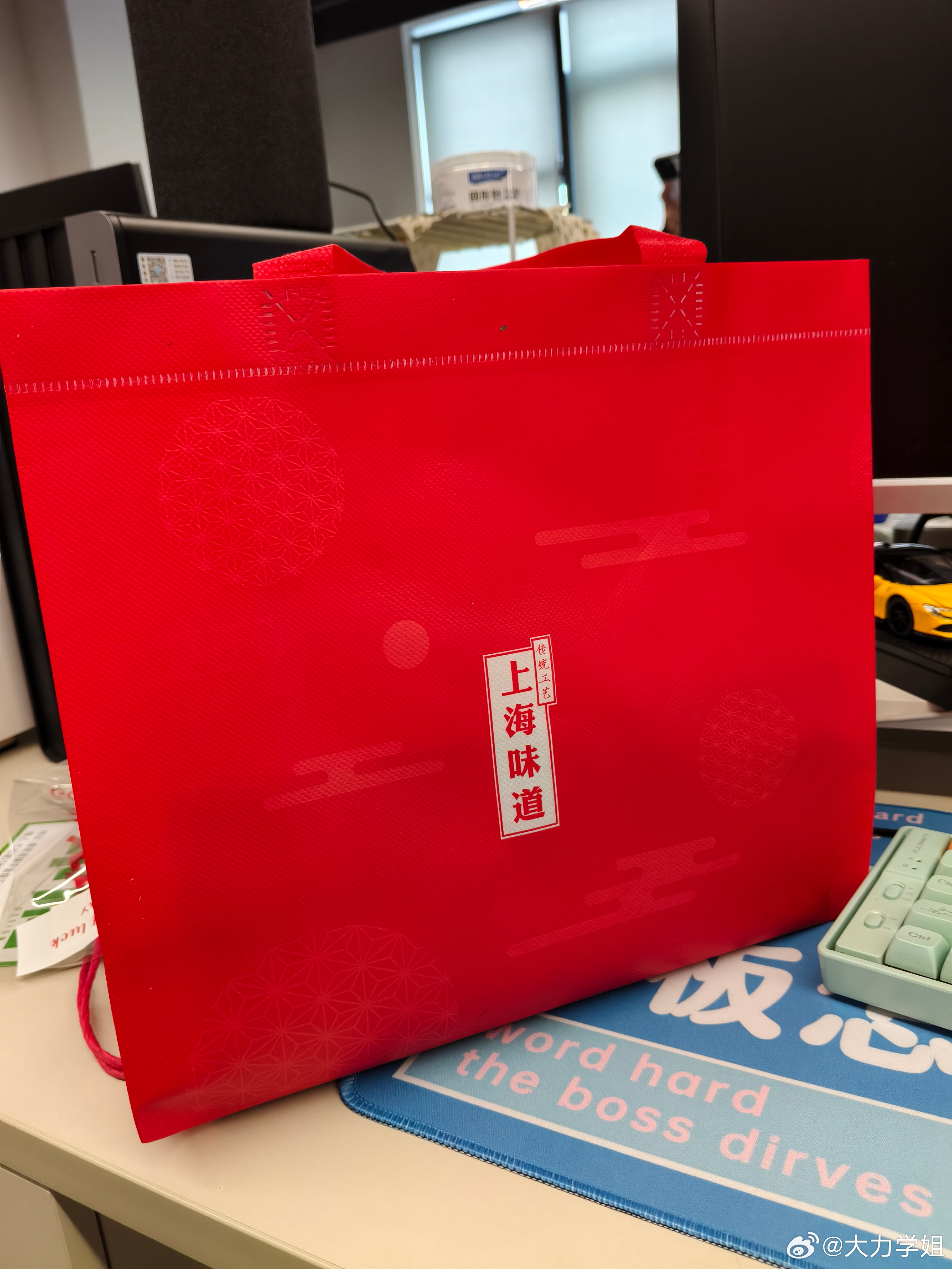 刚到公司就收到清明伴手礼一早就被贵司的员工关怀给治愈了老板你怎么可以这么贴心超赞