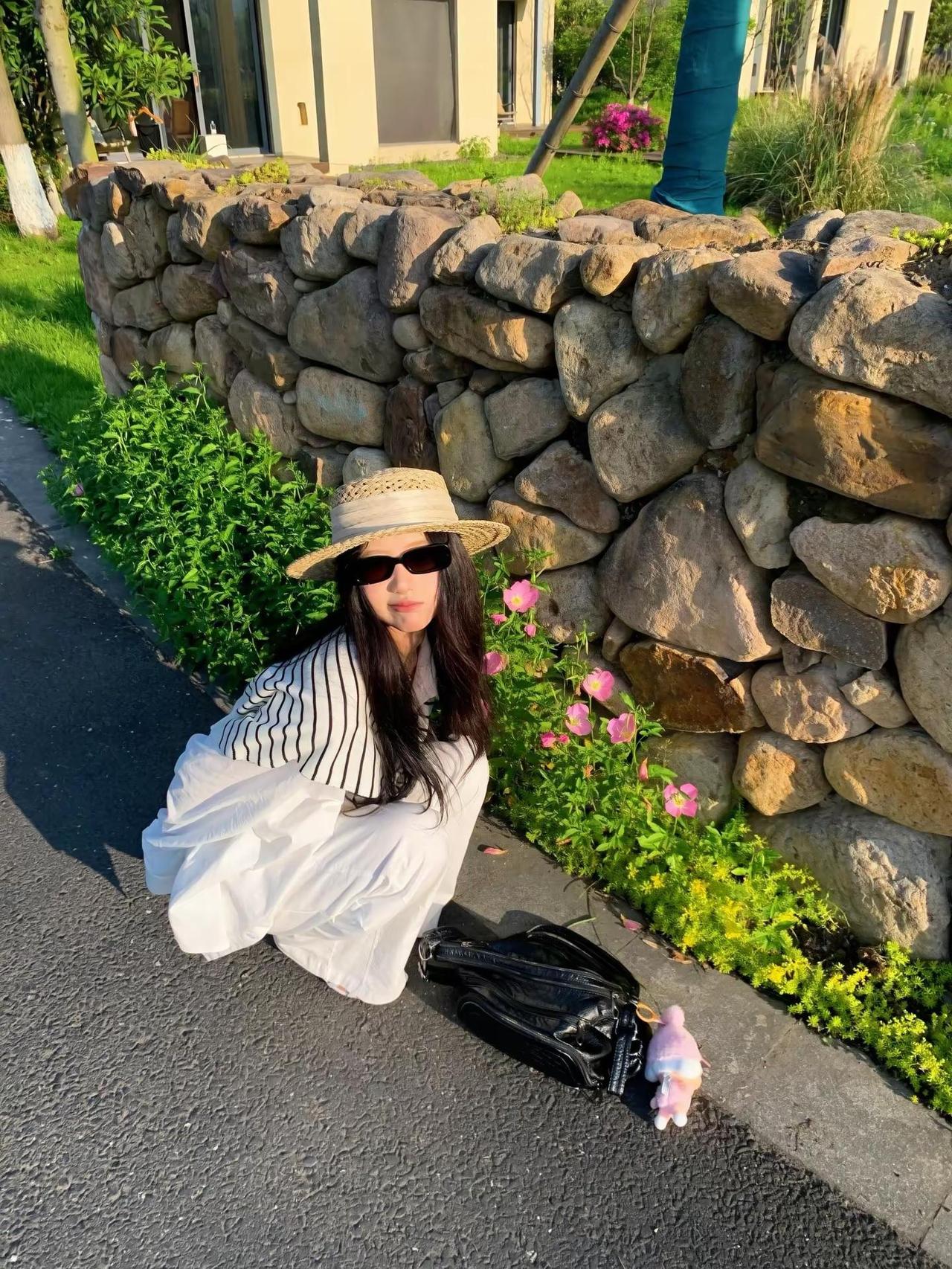 因为你明媚了起来 这世界变得好可爱.治愈系户外ootd 轻松拿捏度假穿搭