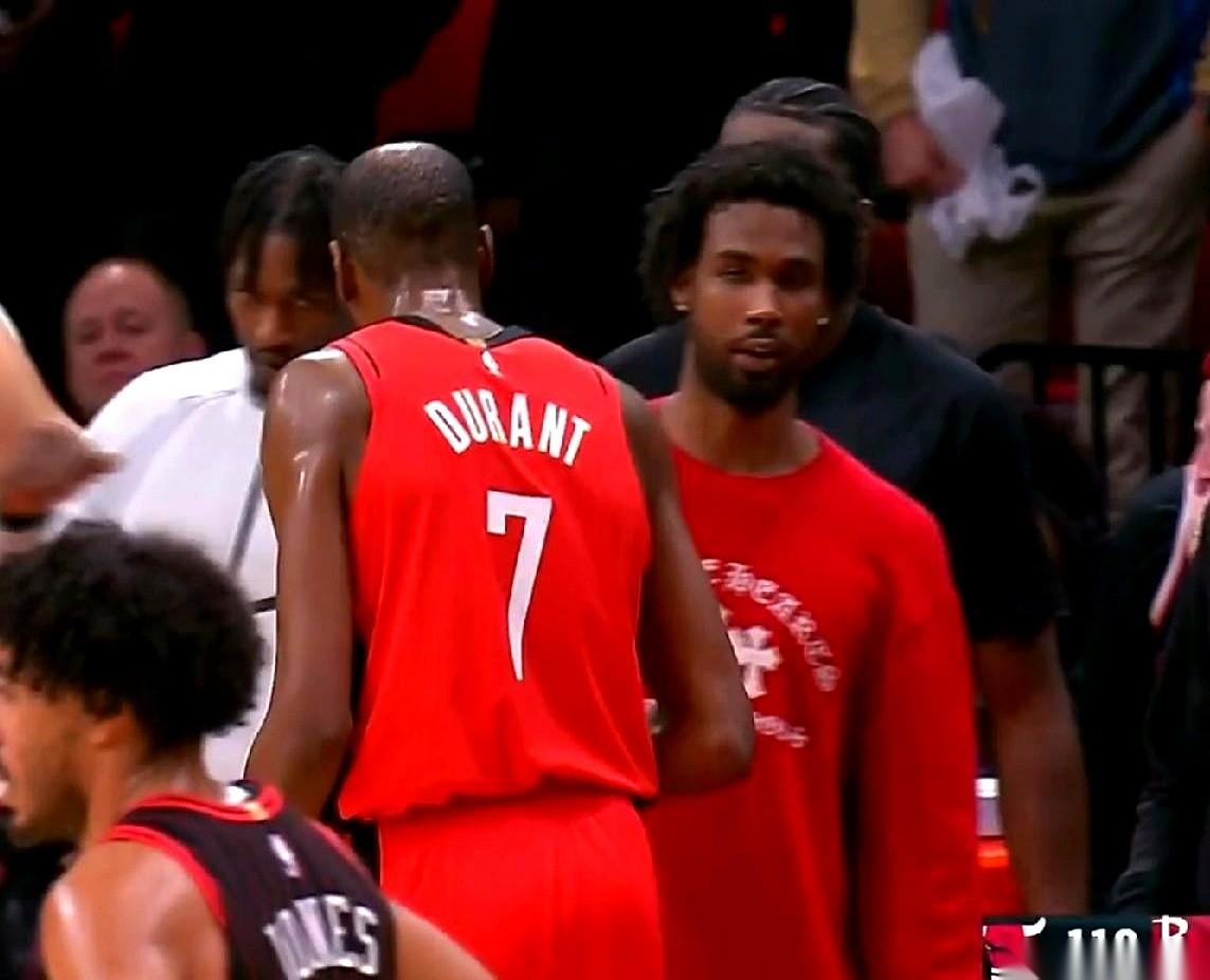 说真的，最后那个扣篮，我直接从沙发上跳起来了。
心脏都要停了。
就是那种感觉，球