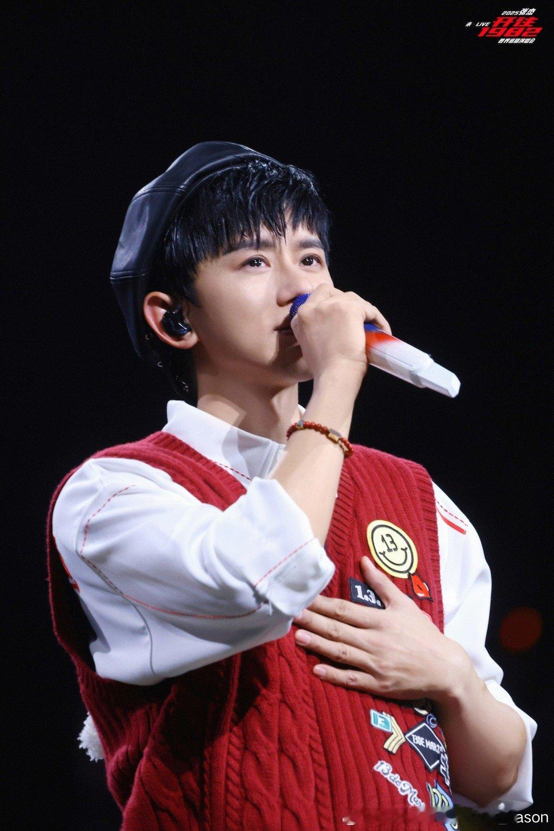 这组红色毛衣马甲和贝雷帽的搭配一直是我对于新春佳节印象的top1 这才有过年的氛