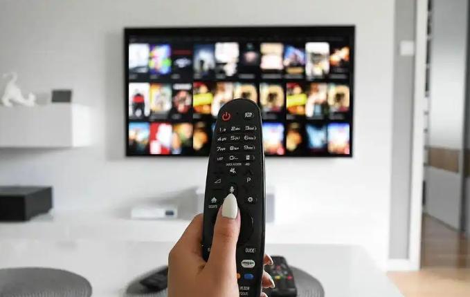 为什么遥控器没电了拍两下就能用？不是玄学，有实实在在的原理。

你肯定经历过这种