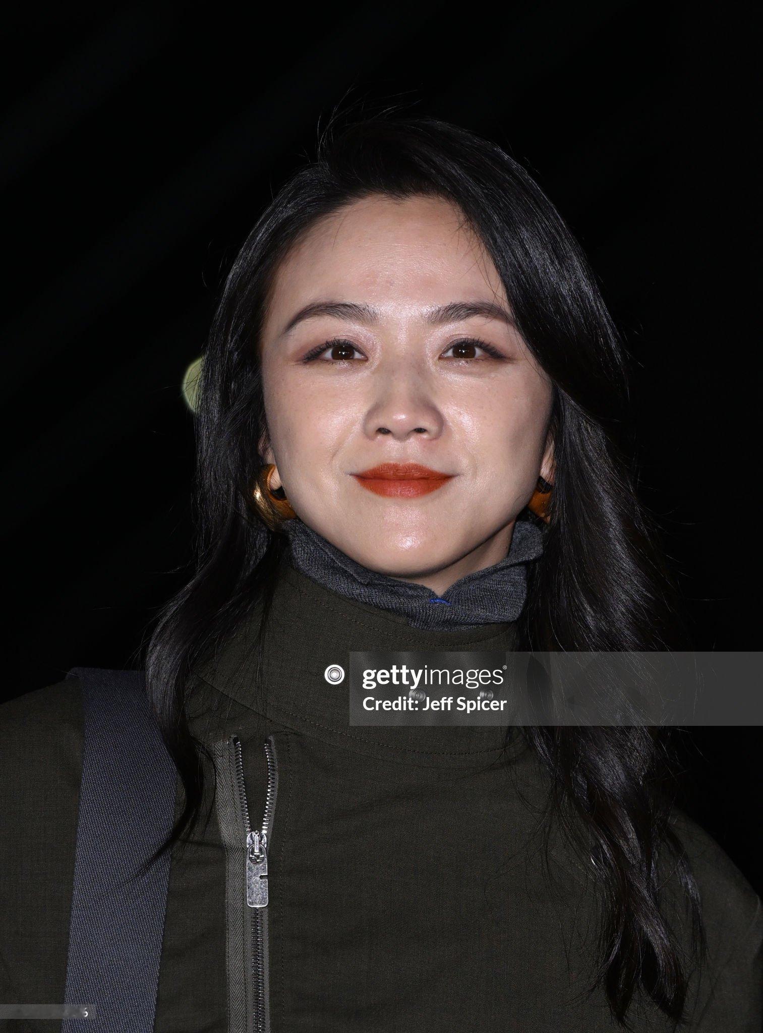 汤唯亮相#伦敦时装周#Burberry 2024秋冬大秀G社生图，大花汤唯国内奖