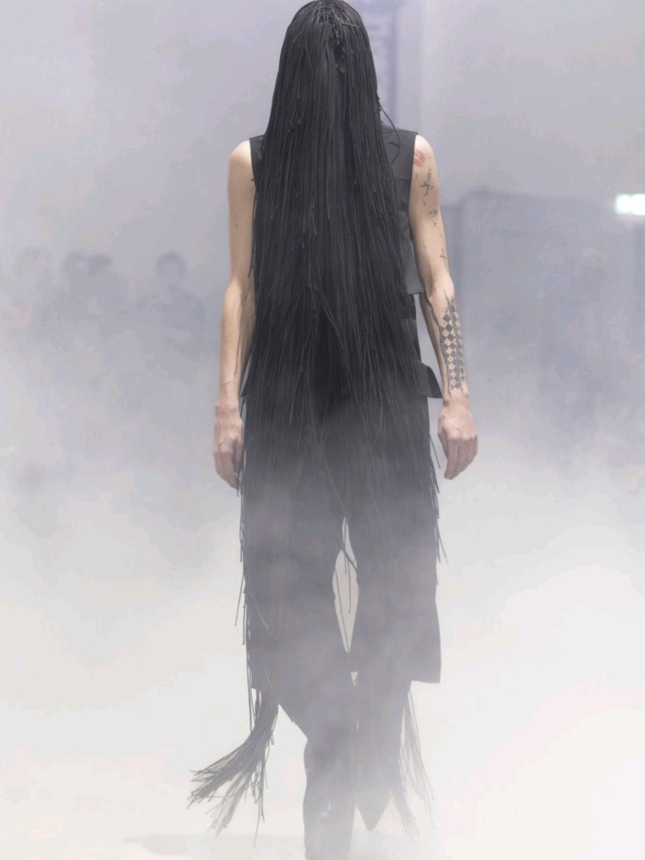 Rick Owens 2026/2027秋冬男装系列，廓形上这一季玩的是"包裹"
