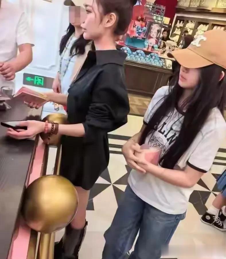 张颖颖发文暗讽马筱梅，身份五五分艳照满天飞，张兰眼光毒辣，不让张颖颖过门是对的。