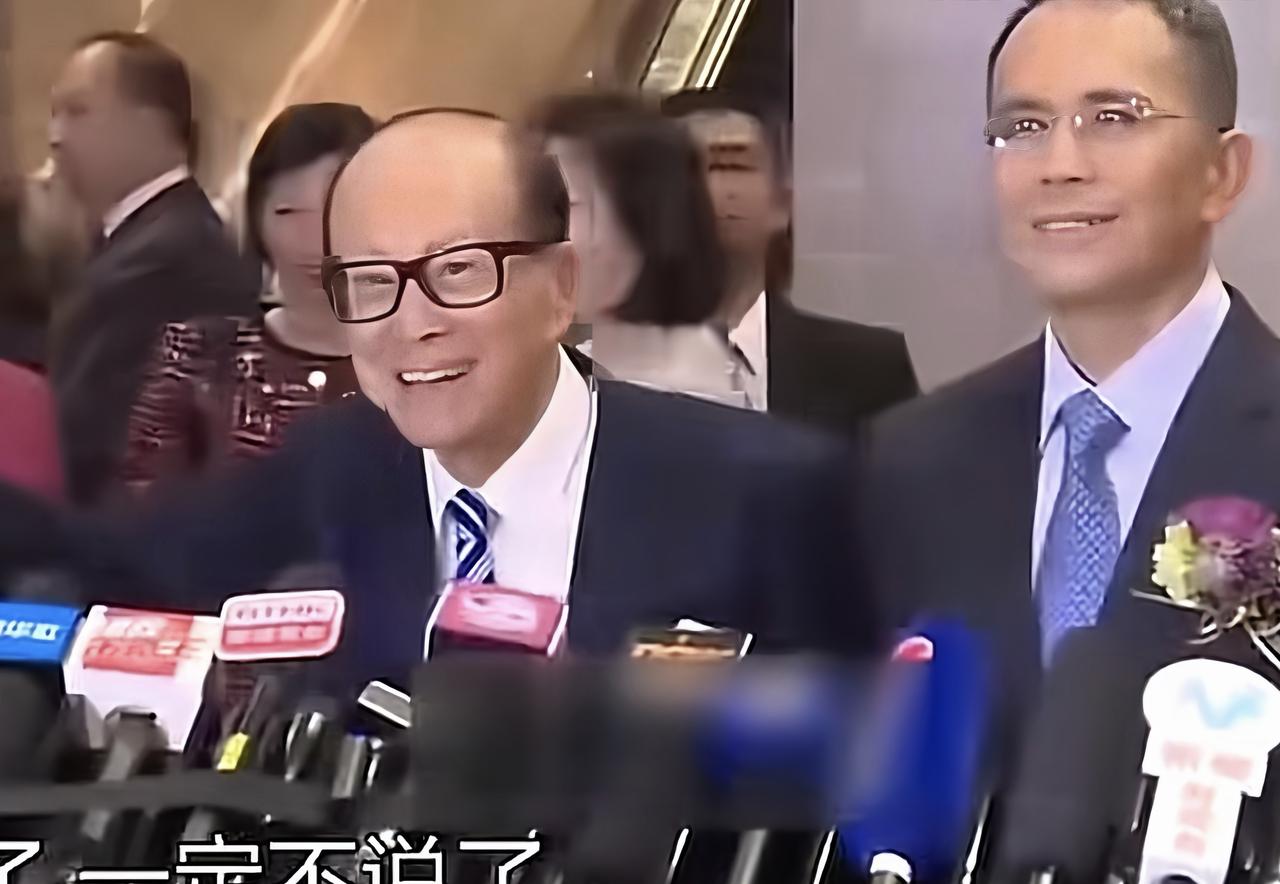 下图是98岁的李嘉诚最近一次露面（1月2日）的视频截图，视频中的李嘉诚走路不需要