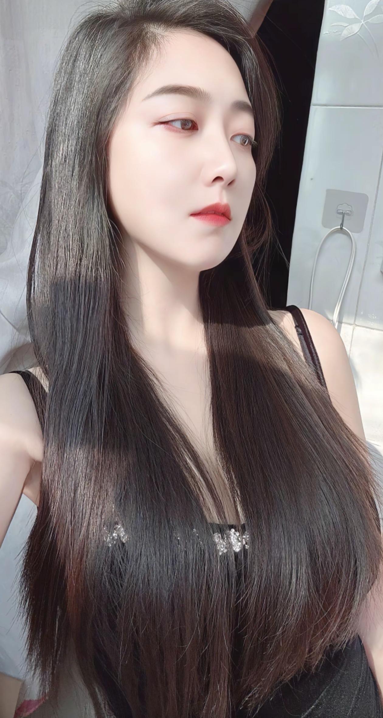 火焰红唇，黑直发，真够惊艳