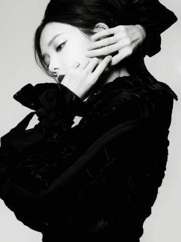 李一桐 港风美女 李一桐这黑发红唇，完全就是我小时候最爱的那种港风美女。并不是所