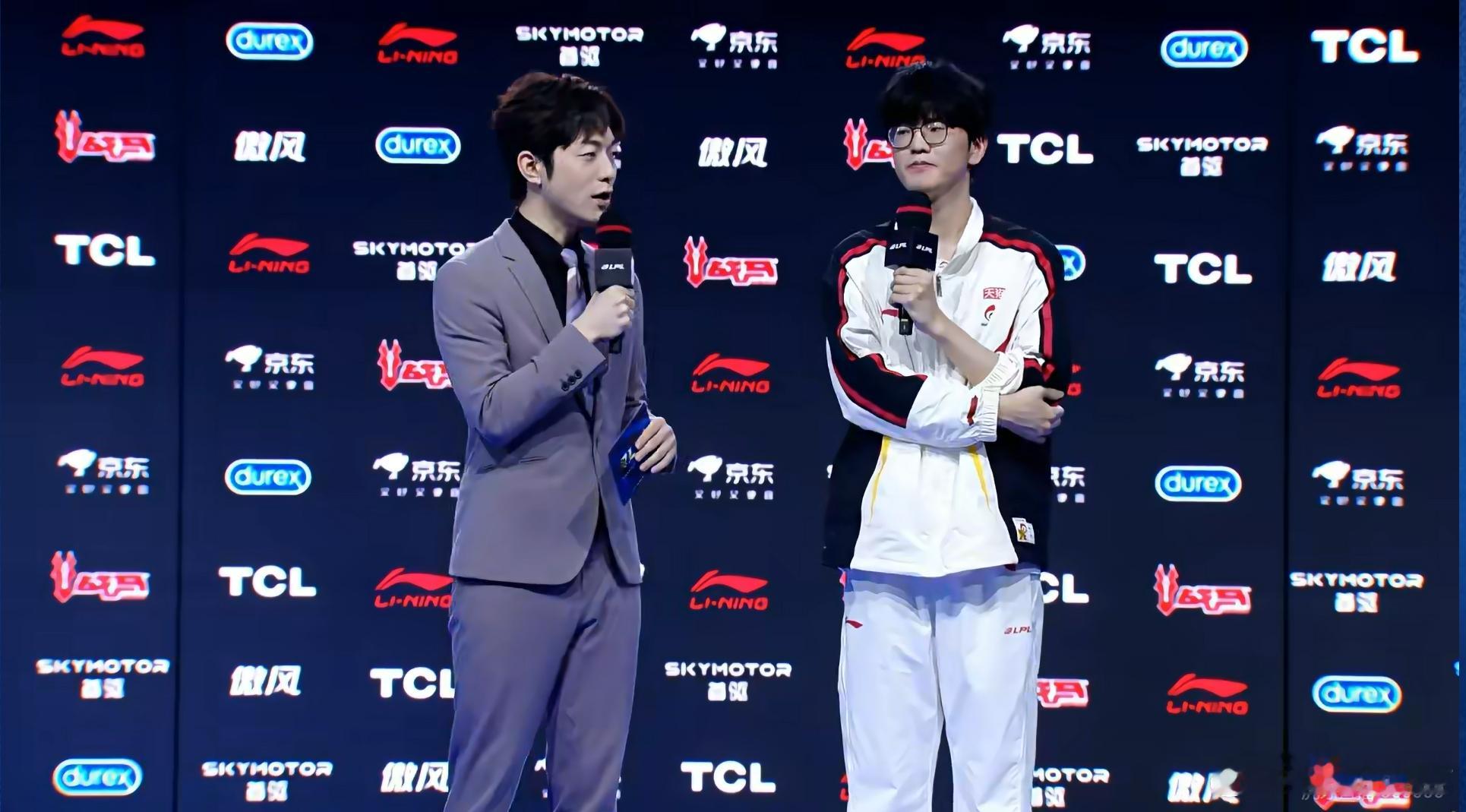 Q：WBG其实这三场打的都非常不错，也是拿下了一个三连胜。所以你觉得大家彼此之间