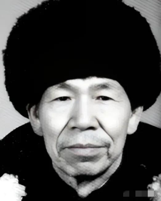 2009 年，四川一 104 岁老农离世，子女收拾父亲遗物时，却吓了一大跳，父亲