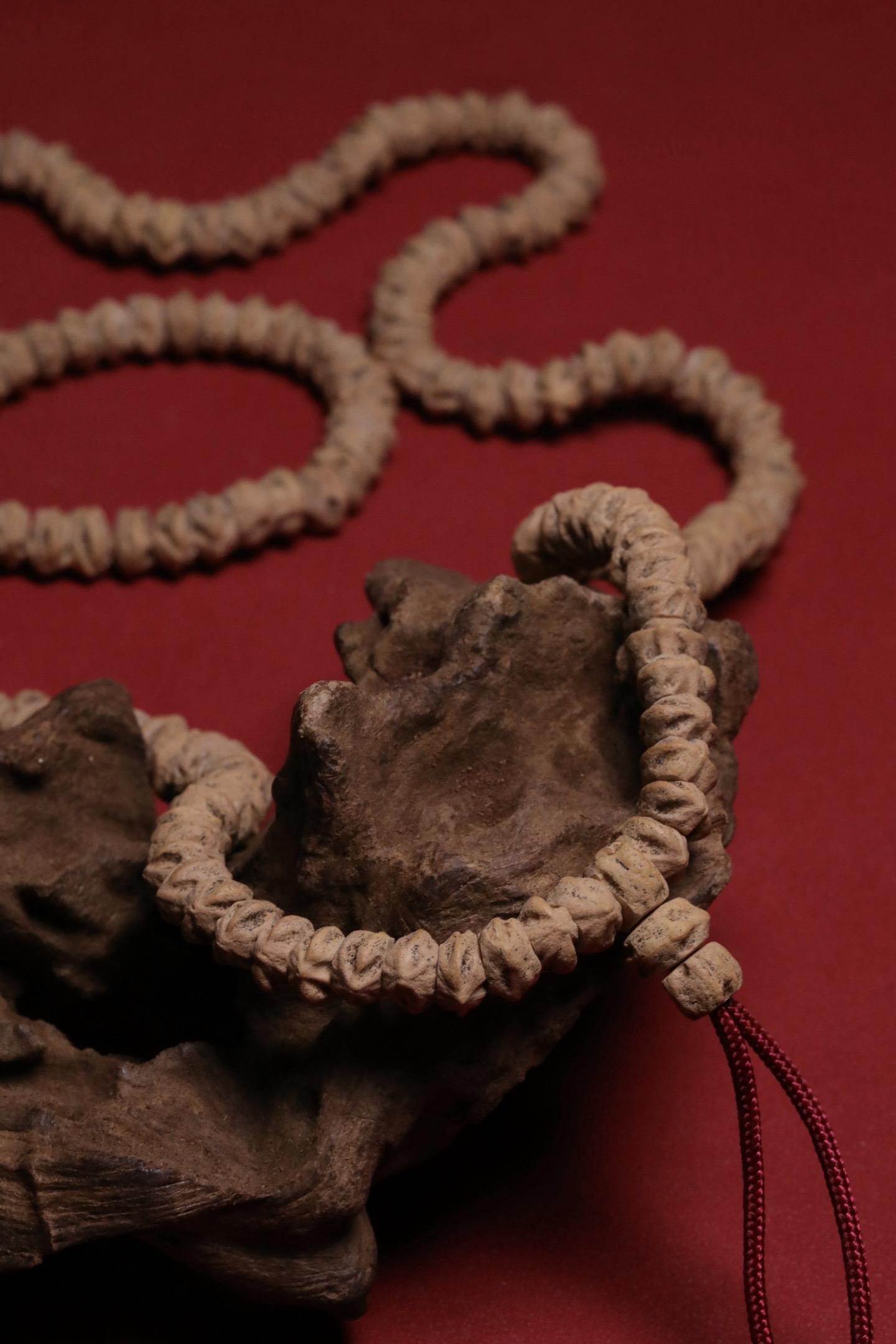 星座款【天瓶座】藏式横打斜切粉皮柏香籽