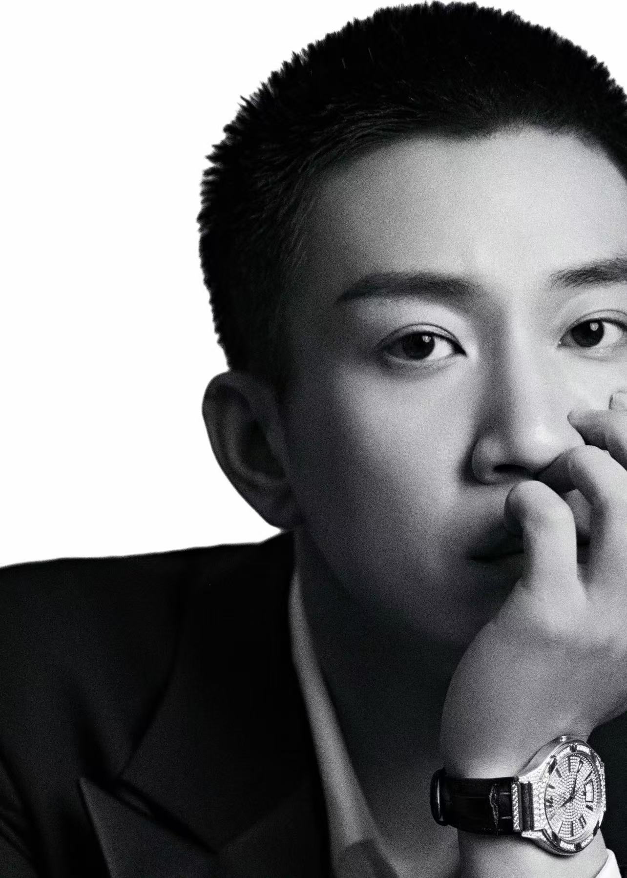 央视镜头下的王子奇 央视镜头真的太敢拍了！王子奇的五官在高清怼脸下完全没死角，浓