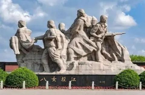 日本何以屡屡对中国步步紧逼、反复挑衅？毛主席曾说过：“日本敢于欺负我们，一个重要