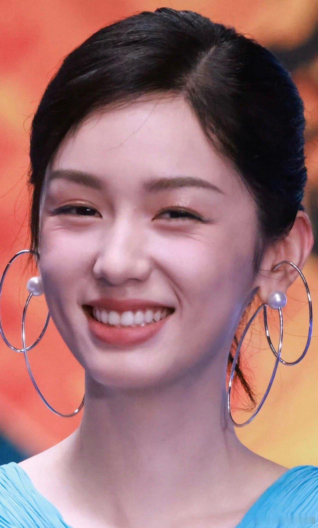 周也这个腰周也 又乖又辣甜酷感十足 美的 