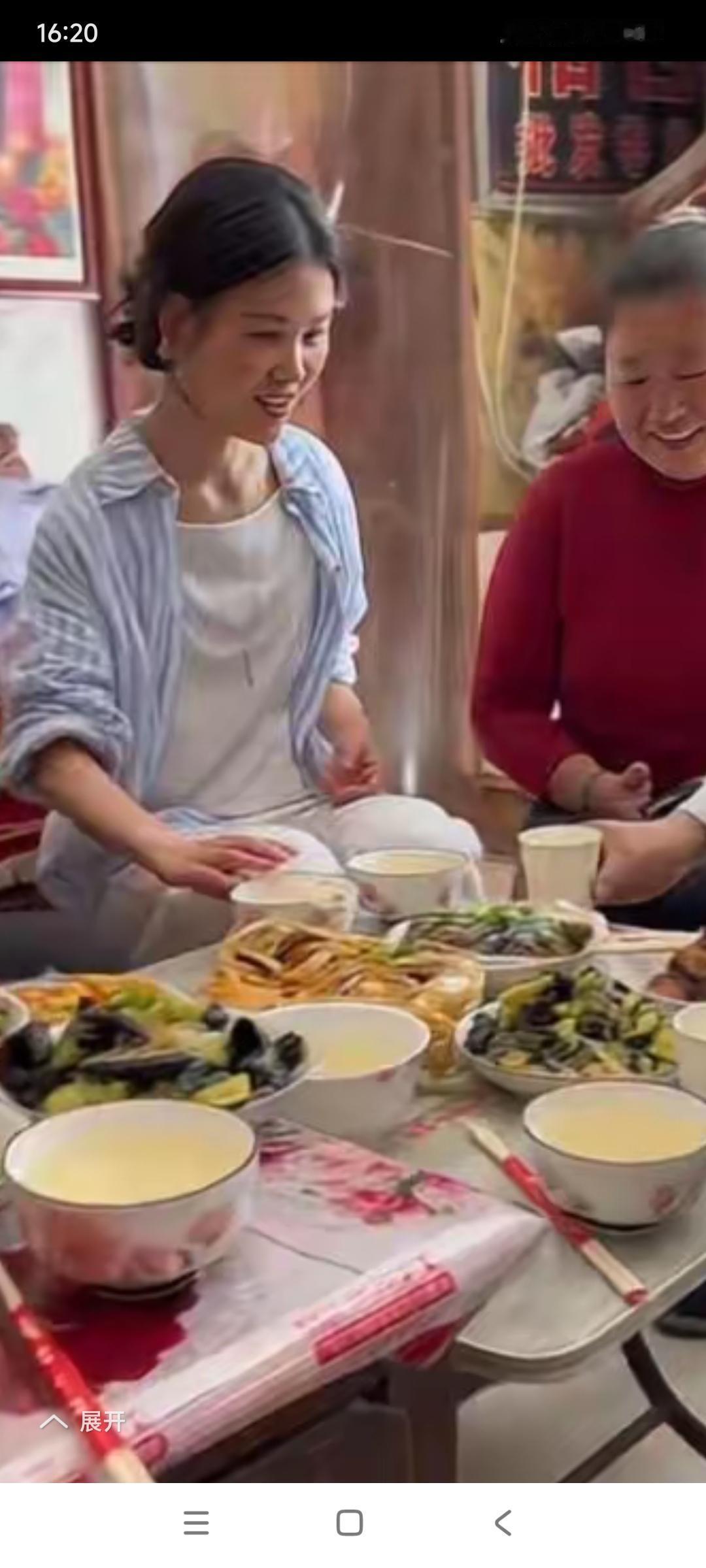 看看陈萌到婆婆家没化妆，穿着朴素的衣服。

你们好好看看，陈萌素颜更好看。

你