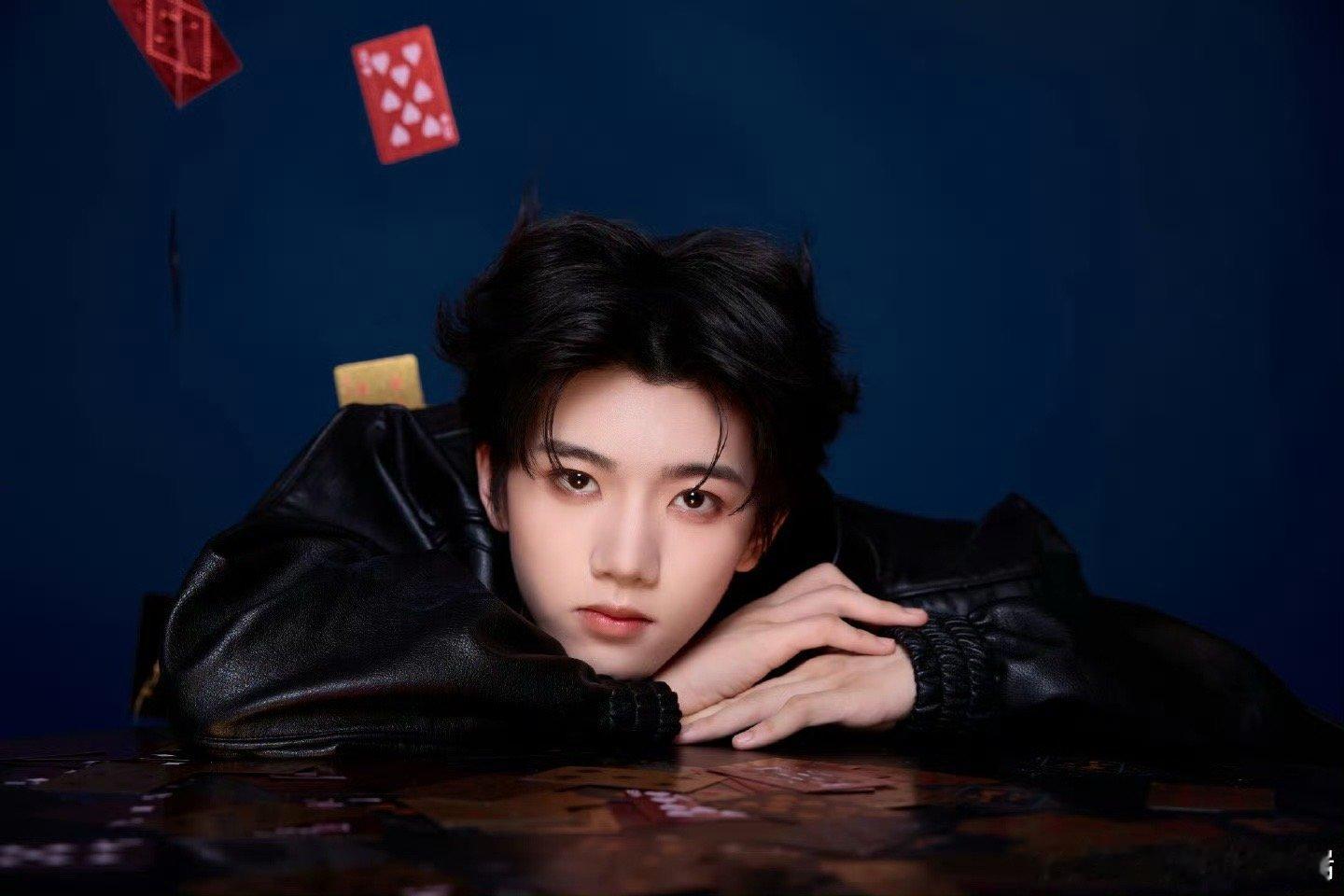 张函瑞16岁生日晒照张函瑞生日大片 解锁16岁限定美好～ 小猫耳造型太戳人，帅萌