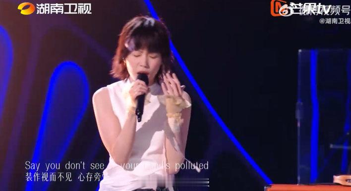 歌手直播窦靖童翻唱鸟毛窦靖童王菲同款造型 窦靖童翻唱《BIRDS OF A FE