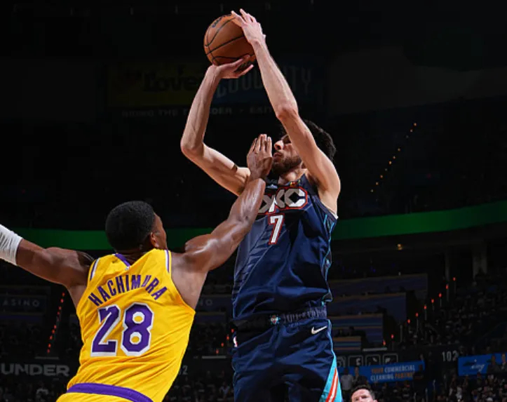 霍姆格伦砍下22分9板3助4断2帽，队史第三人比肩杜兰特威少 ！今天NBA季后赛