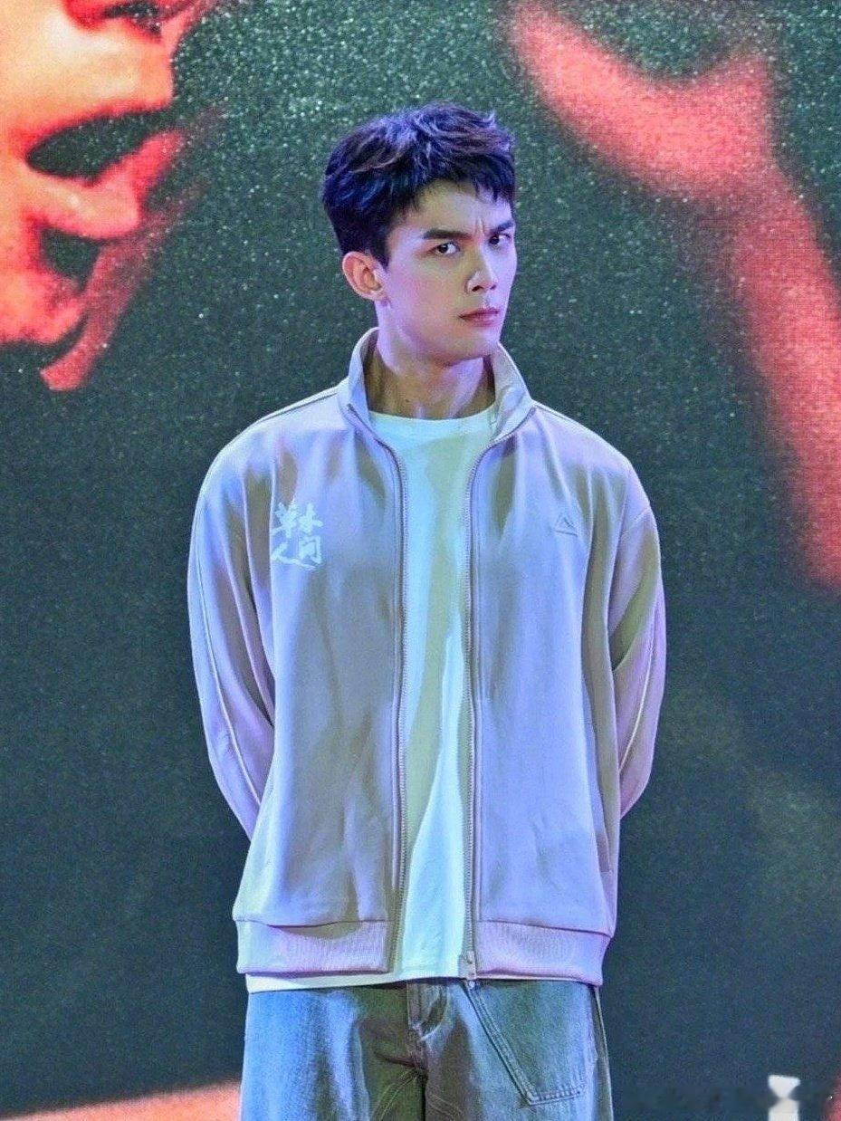 #吴磊尊嘟假嘟#哈啊哈哈，小表情可爱的叻，4.3日来看草木人间～ ​​​