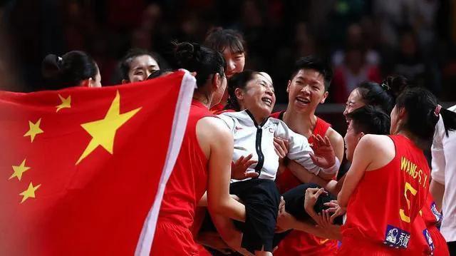 中国女篮最大功臣出炉，不是郑薇不是李梦，人民日报点名盛赞！

众所周知，中国女篮