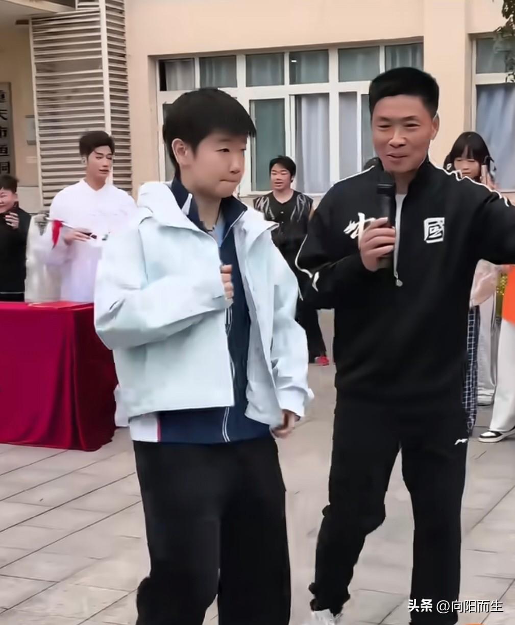 3月8日，
孙颖莎随国乒女队走进重庆鱼洞中学，参加国球进校园活动！

一进校园就