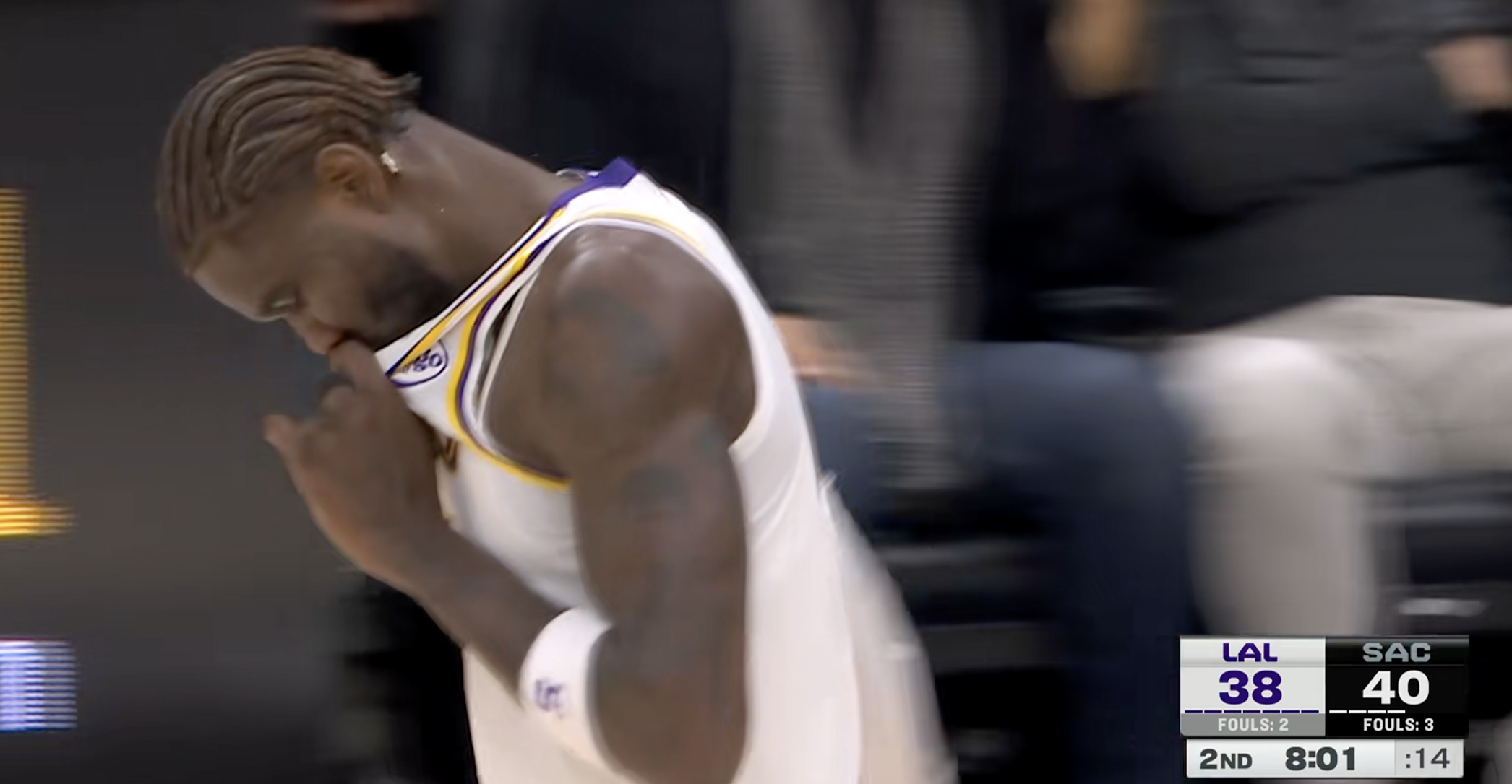 艾顿有点小受伤，主动下场。 ​​​