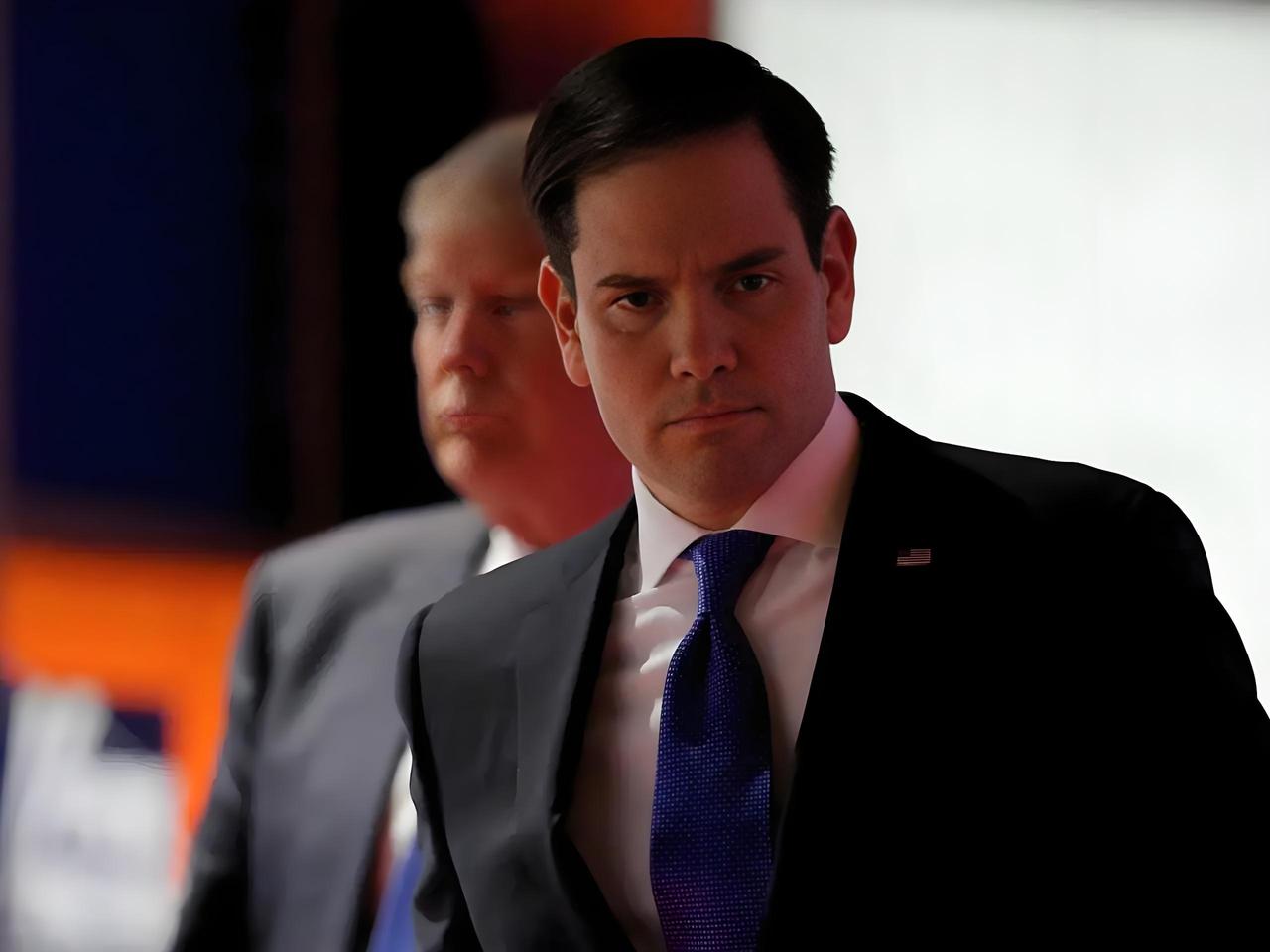 原来特朗普迟迟不愿把英伟达最先进的Blackwell芯片卖给中国，是因为这俩哼哈