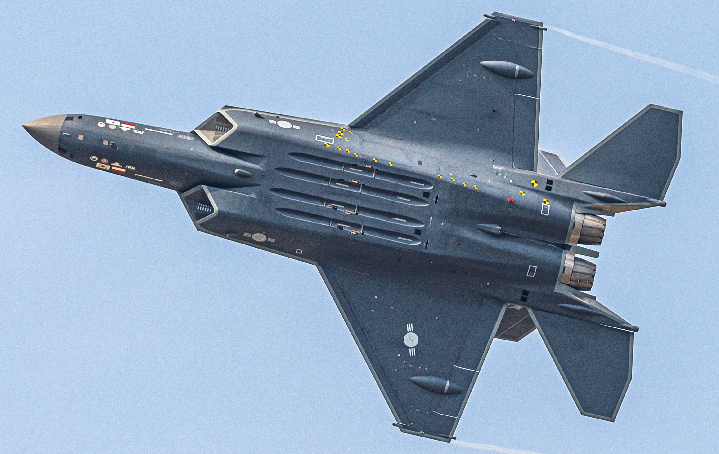 #高分辨率图像# 虚假的五代机（没弹舱）vs真正的五代机[阴险] ​​​