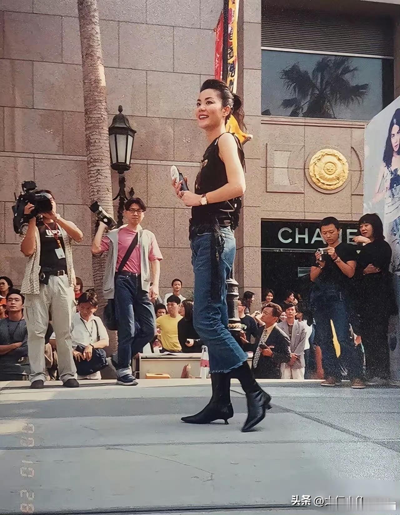 王菲这波属实是“歌坛带货鼻祖”了。
一首《香奈儿》，愣是把一个译名给唱成了国家标