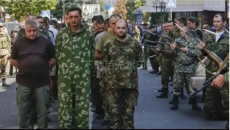 俄媒公布俄军从哈尔科夫抓获的大量俘虏图片，不看不知道，一看吓一跳，这些俘虏几乎都