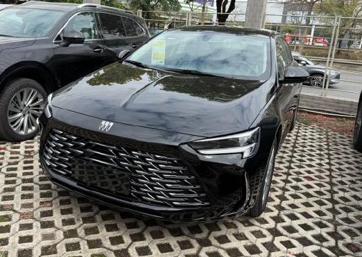 你别说，别克君威的前脸还是很耐看的，虽然很多人都觉得不好看，但是我认为熏黑的中网