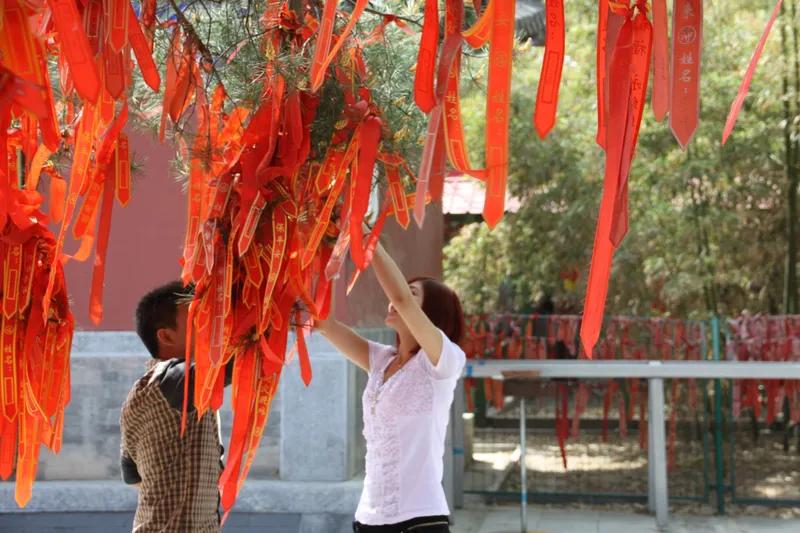 《思》
中意之人刻心里，
时时刻刻会想起。
盼望会面最佳期，
微信视频笑喜喜。