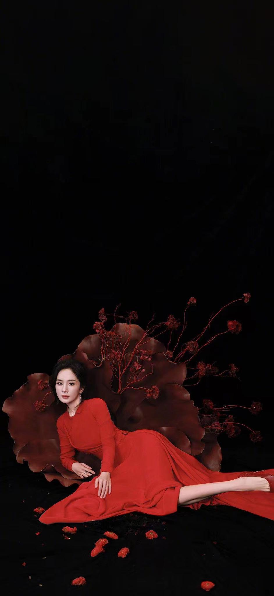 如此大气的红，黑经典色构图，也只有杨幂能扛住……