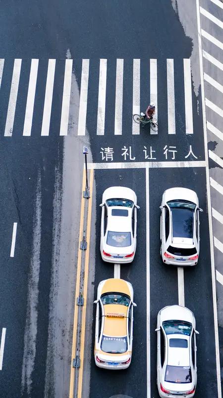 合肥司机礼让行人确实挺普遍，这和城市的微文化有很大关系。《道路交通安全法》有规定