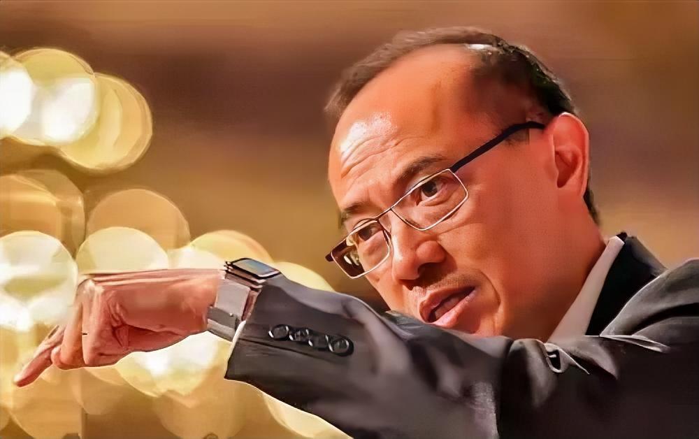 新加坡前外长杨荣文近日接受专访时表示，现在的美国就像一头身负重伤的狮子，变得极度