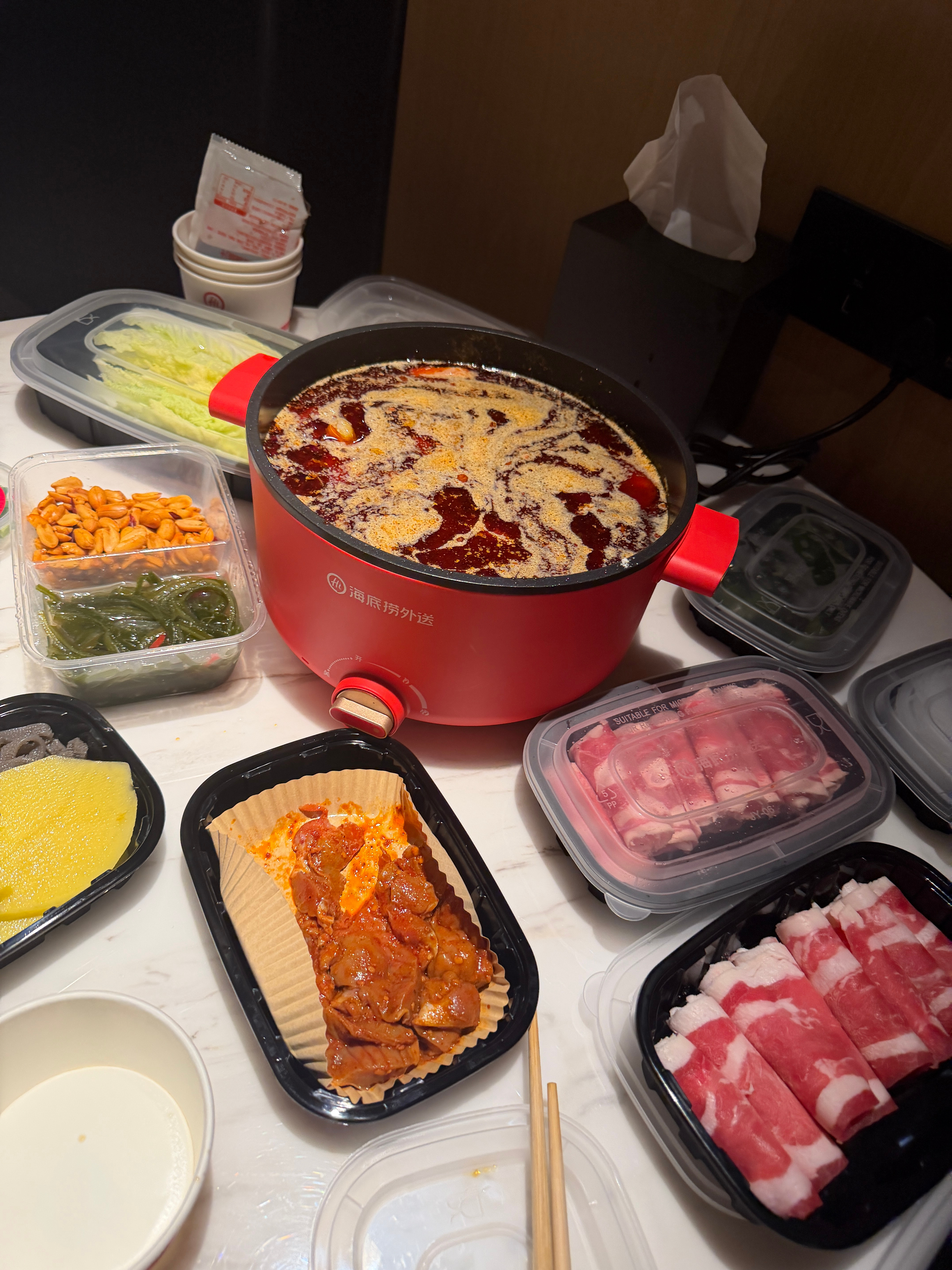 忙碌了一天的糖师傅终于吃上了晚饭 上海