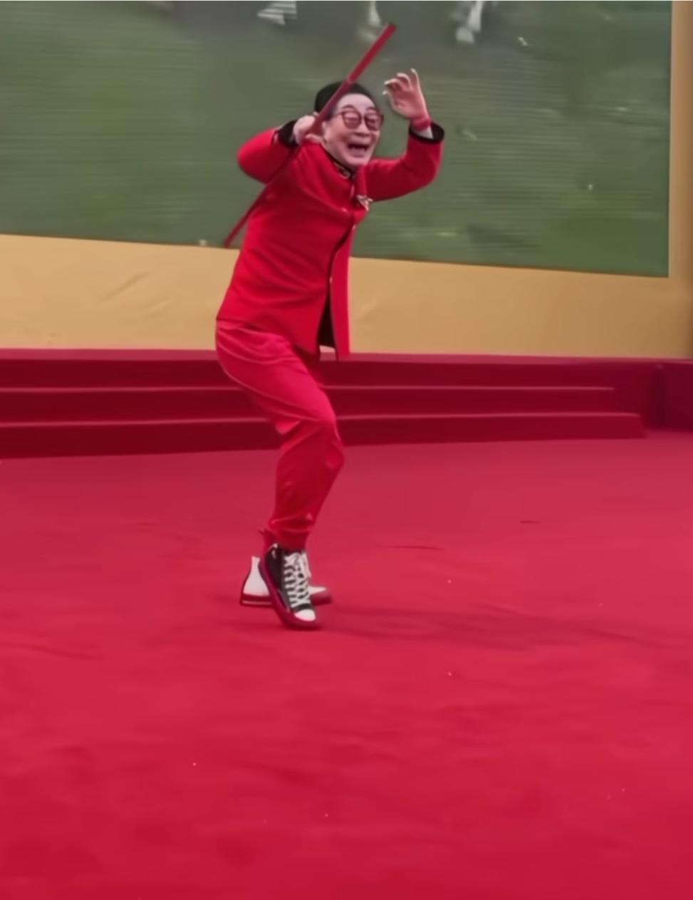 六小龄童在舞台上展示拿着金箍棒表演，表演得行云流水，和多年前一样，好像他真的有法