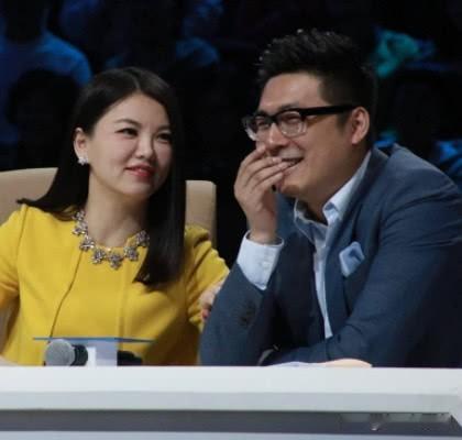 李湘也是命好，嫁给第一任李厚霖时候成了备受关注的富豪太太，嫁给王岳伦生了百依百顺