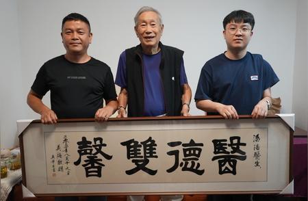 1989年，15岁的吴强带着身患肝癌晚期的父亲前往杭州求医，期间一位医生用一盘红