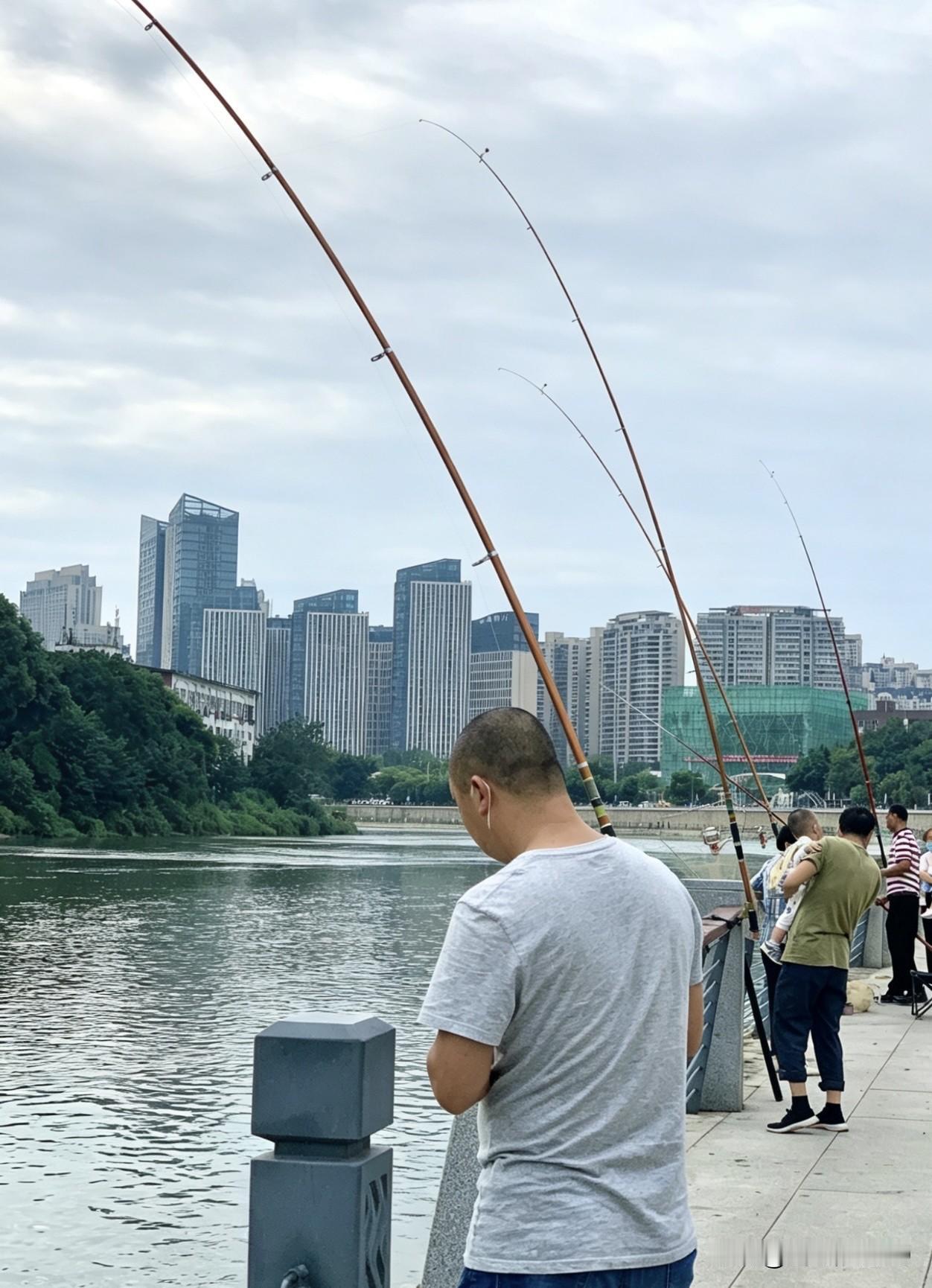 记录我的2026垂钓的人好悠闲，既钓到了鱼，又顺便带了娃！