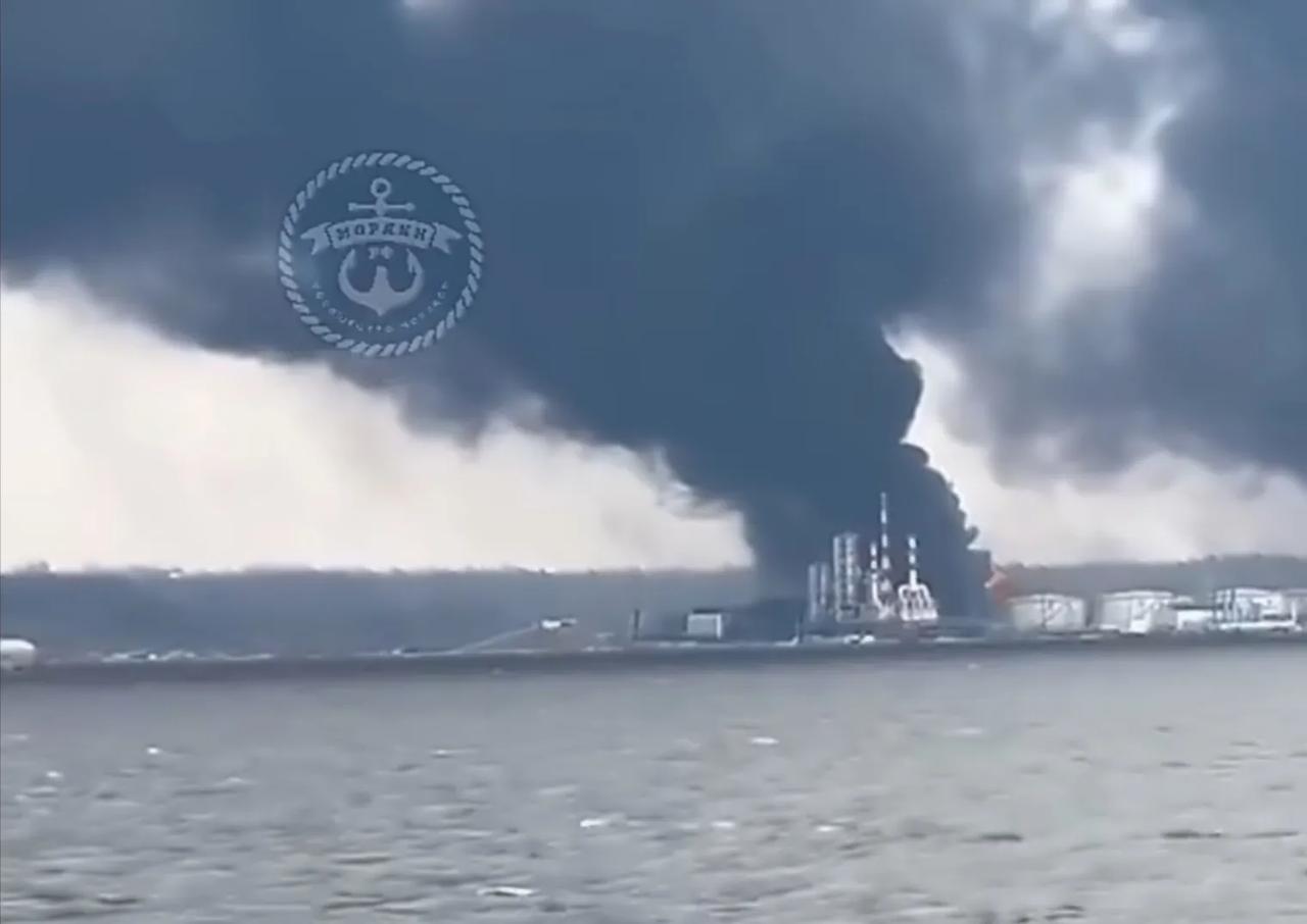 俄罗斯列宁格勒州的乌斯季-卢加港在遭到乌克兰无人机攻击两天后仍在燃烧。
西方就是