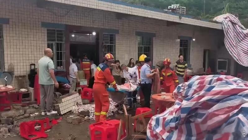升学宴致5死17伤主家亲属发声从法律层面来看，办宴方并非必然承担民事赔偿，责任判