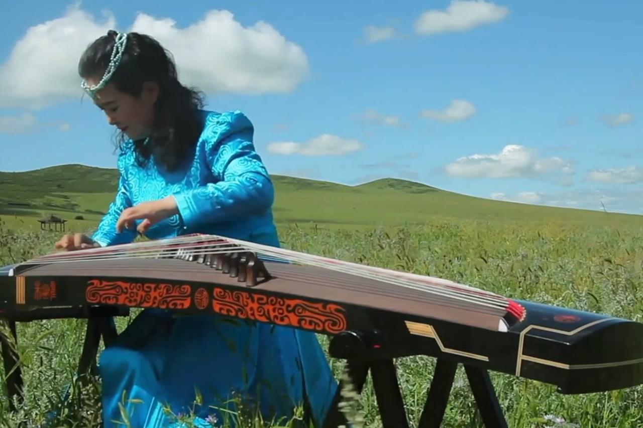 上联：琴声舒雅润心田；
下联：？？