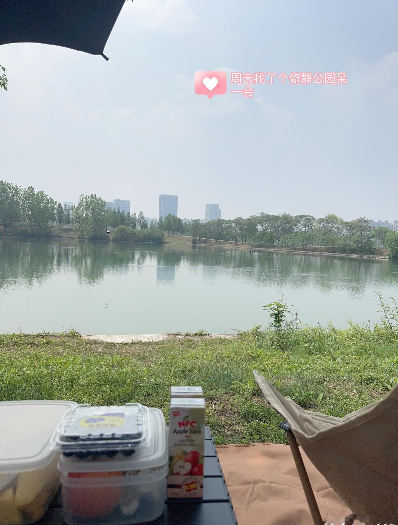 家里男同志买了辆摩托车，一遇到我们两个一起休息，就非要骑着他心爱的小摩托去周边公