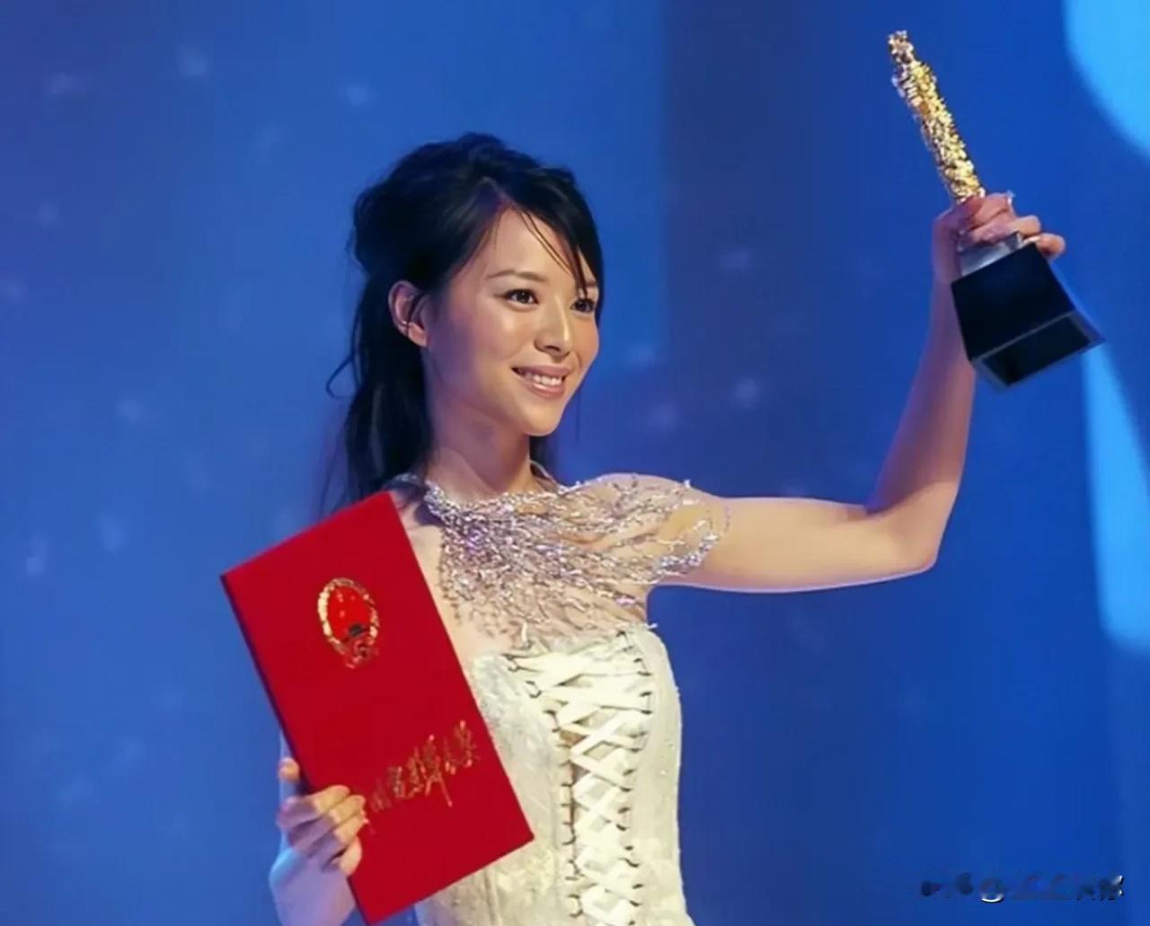 听闻张静初很早被导演太太团封杀了，约摸14年前后就销声匿迹了，基本拿不到什么资源