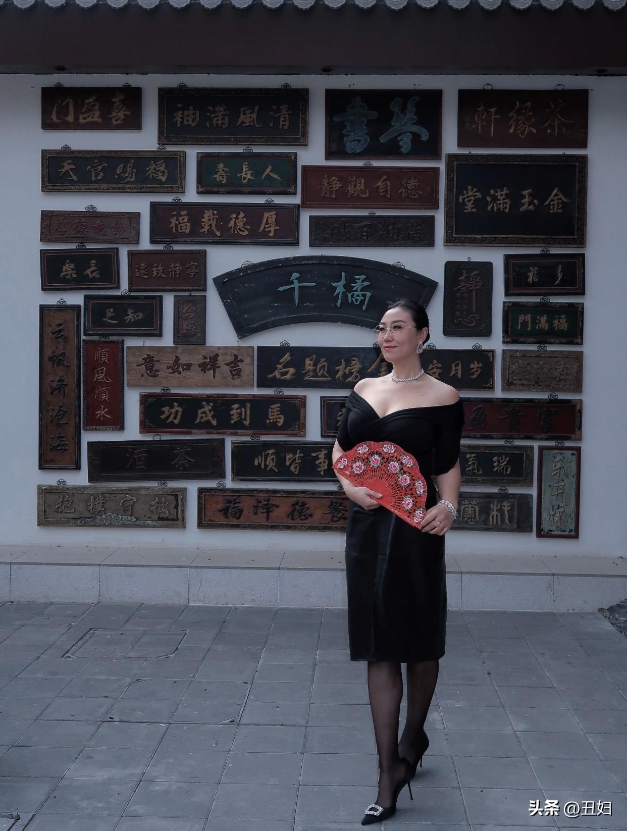 AI能完全替代演艺人员吗不可能，优雅黑裙与千年古韵的完美融合