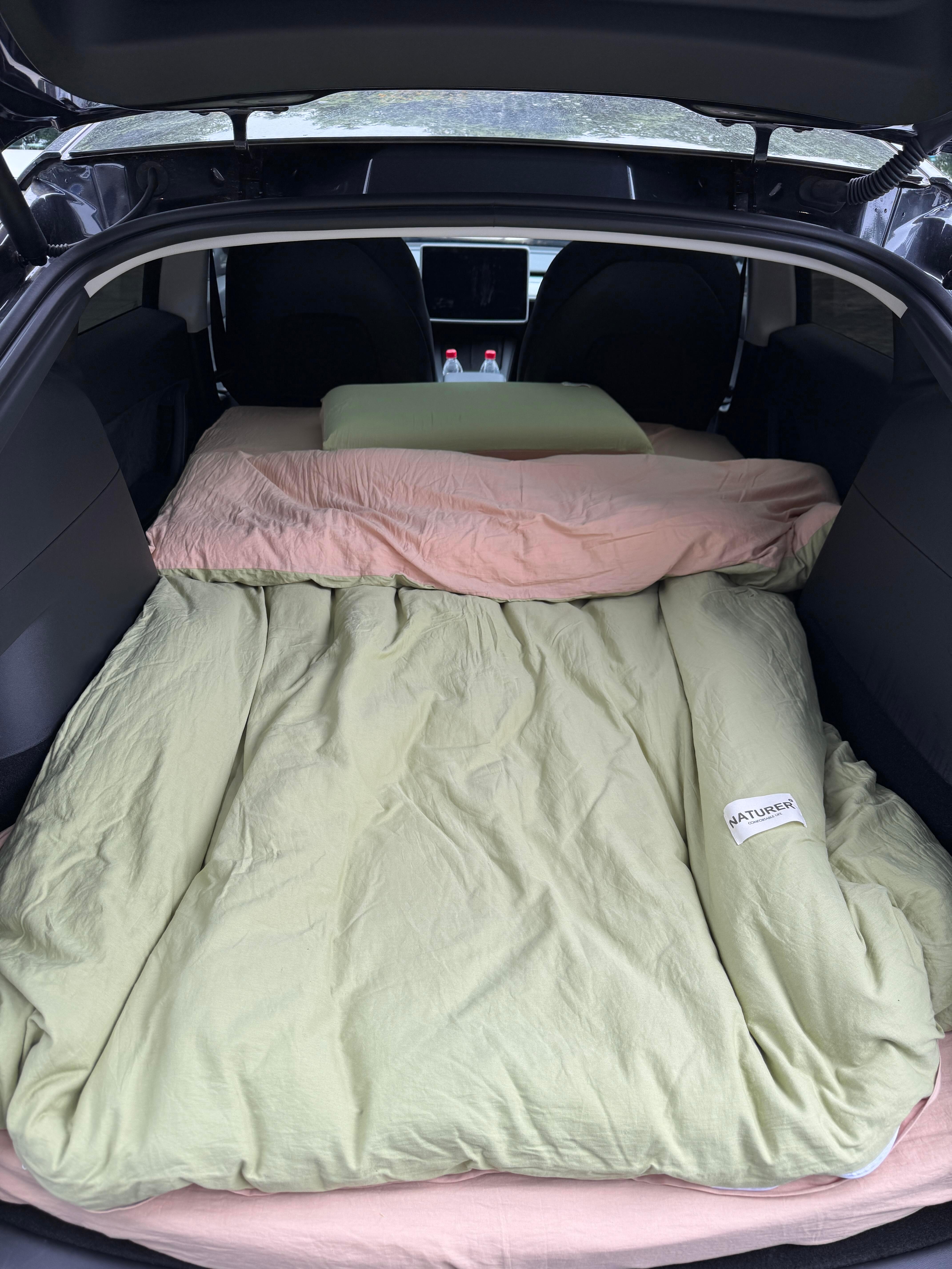 抱歉，带不了人🥹后座是我的大床房！铺上软乎乎的垫子和被子，瞬间变身小窝，真的躺