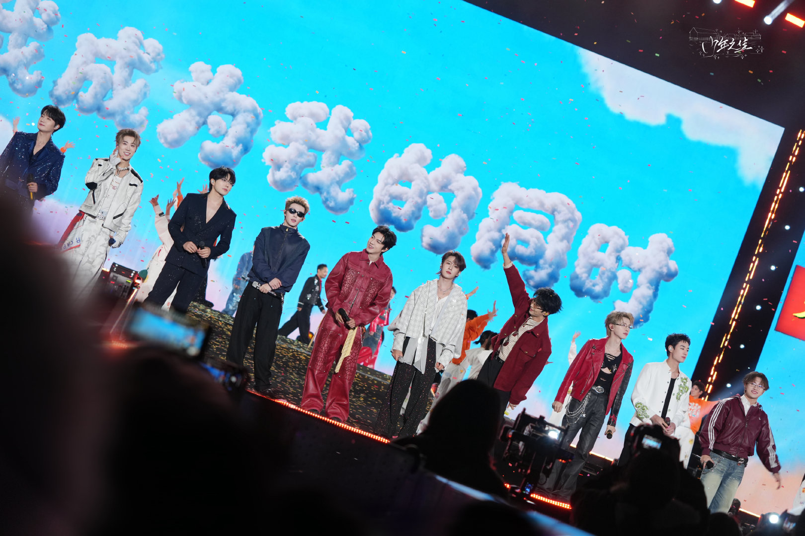 我成为我的同时，你也成为了你，我们走在不同的路上，但同样都要往明天去