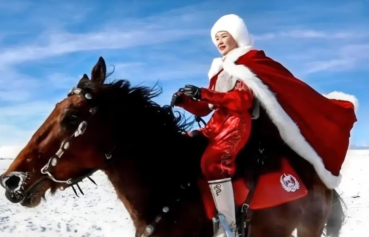 1月11日，贺娇龙因助农拍摄意外坠马重伤，经抢救无效于14日离世，年仅47岁，实