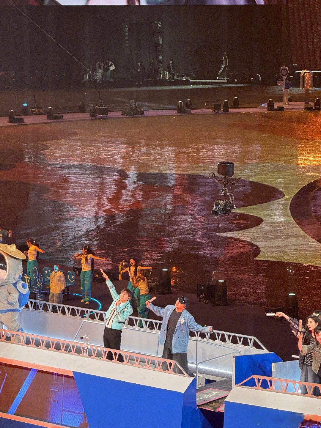 杜海涛上张杰演唱会小火车了幸运观众杜海涛上杰哥演唱会小火车了！看得出来是很开心了