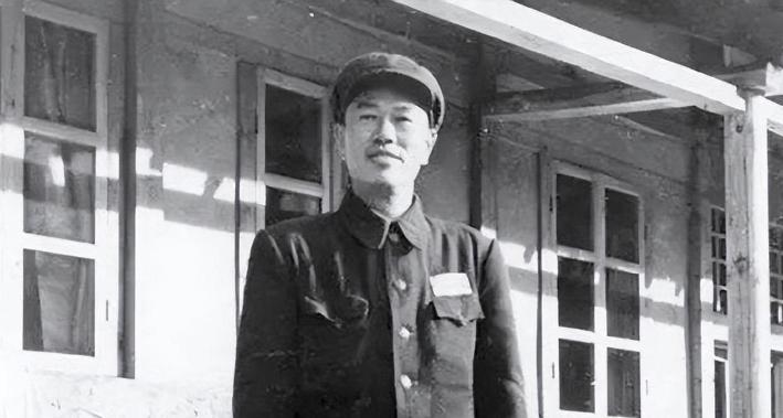 1949年，小战士在报纸上认出父亲，连长凑过来一看却说那是兵团司令！
 

19